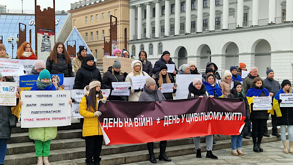 Sie wollen ihre Ehemänner zurück: Rund hundert Soldatenfrauen demonstrieren auf dem Maidan-Platz in Kiew.