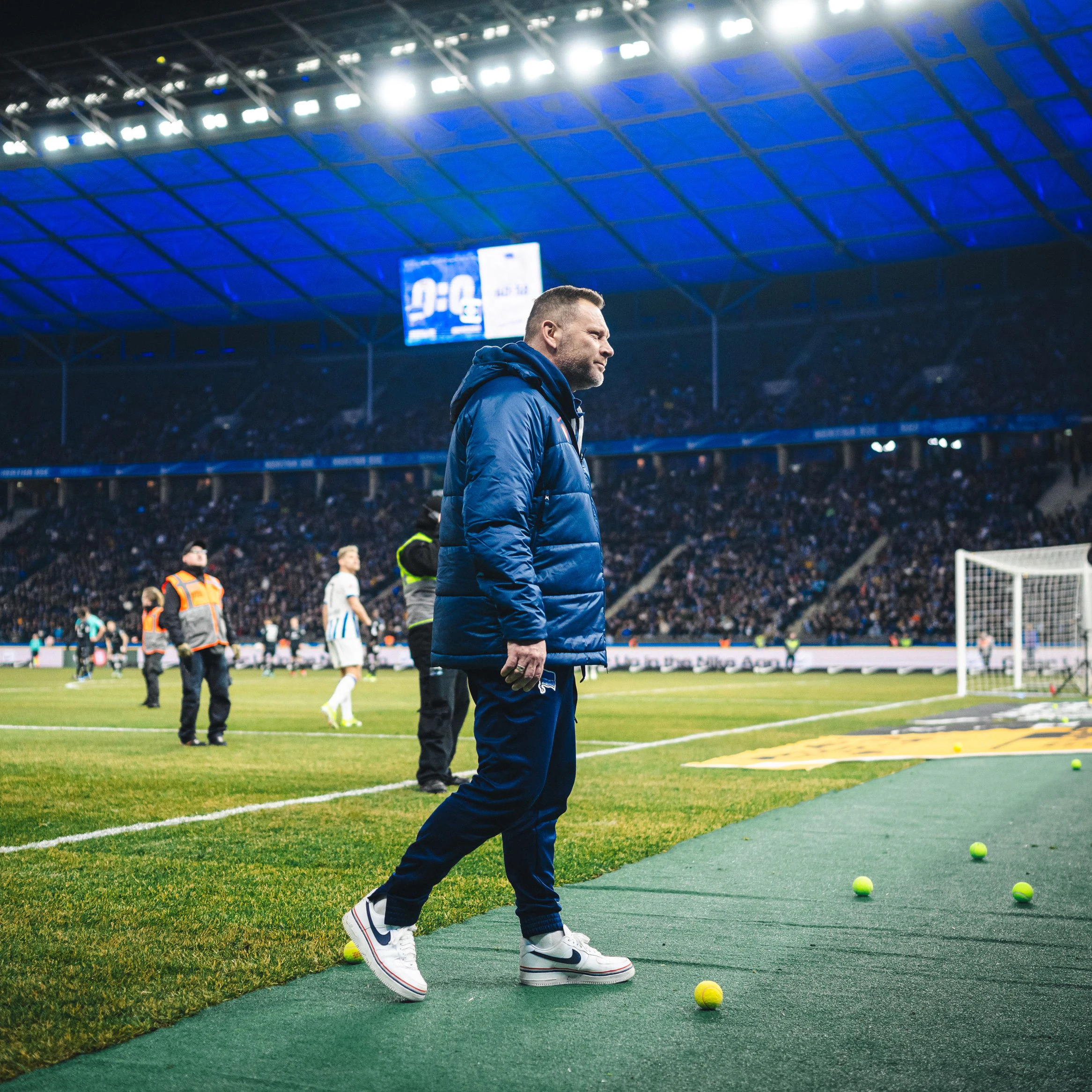 Hertha-Trainer Pal Dardai ging in die Ostkurve und forderte die Fans auf, mit der Tennisballschlacht aufzuhören.