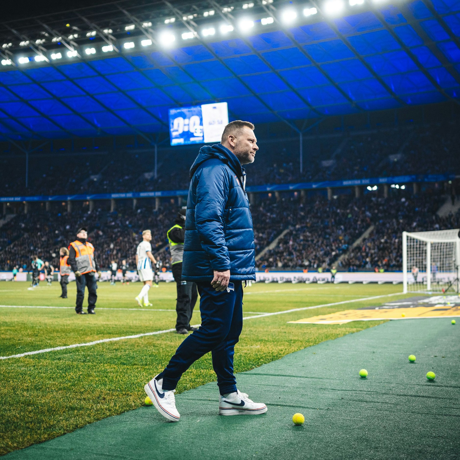 Hertha-Trainer Pal Dardai ging in die Ostkurve und forderte die Fans auf, mit der Tennisballschlacht aufzuhören.