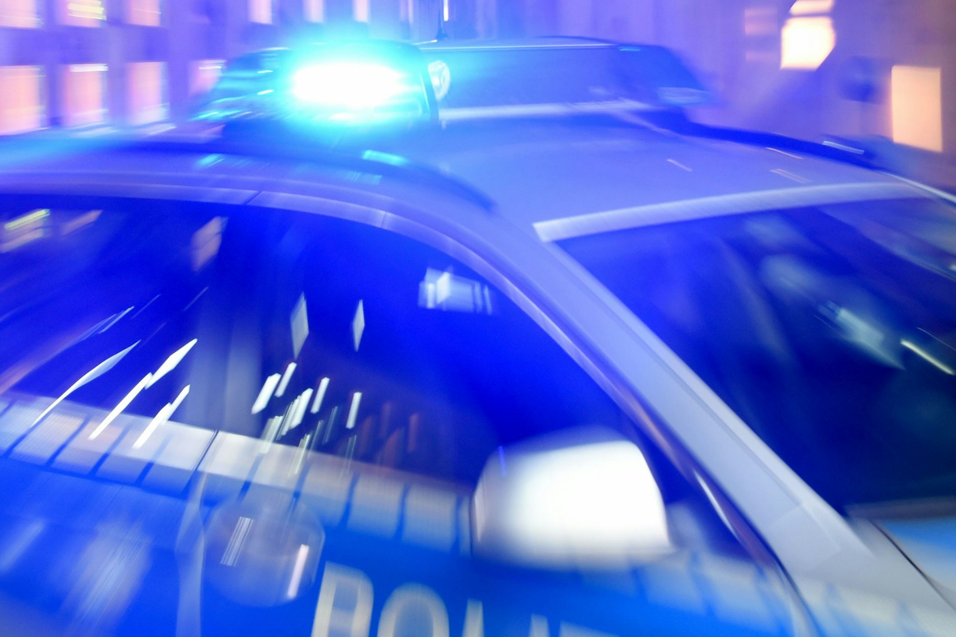 Ein Streifenwagen der Bundespolizei mit eingeschaltetem Blaulicht (Symbolbild)