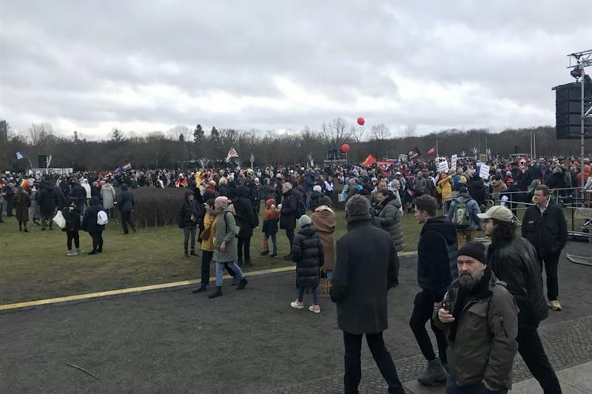 Es füllt sich der Platz vor dem Reichstag in Berlin: Mit der Demonstration wollen die Teilnehmer ein Zeichen des Widerstands gegen rechtsextreme Umtriebe setzen. 
