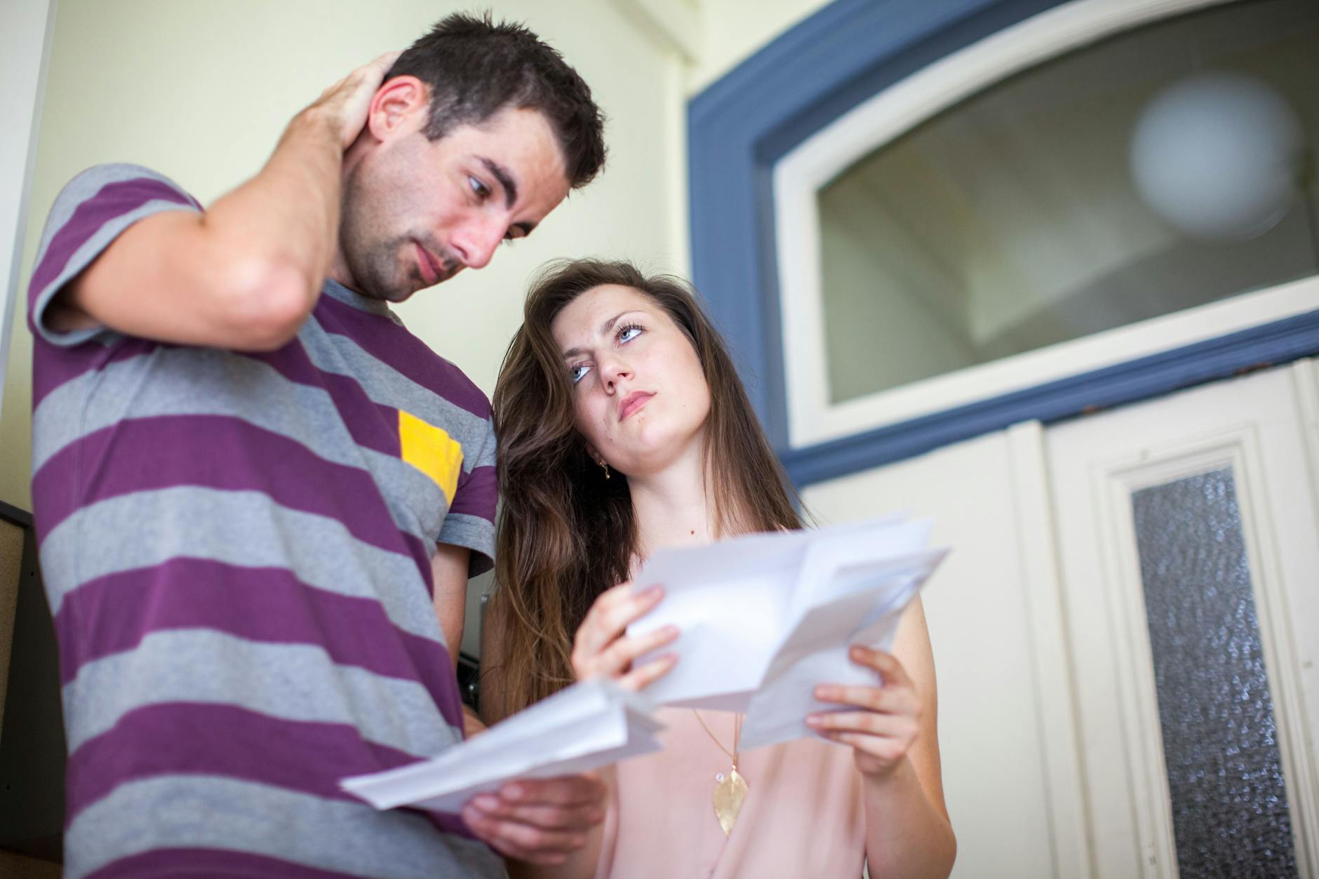 Achtung Mahnbescheid! Ein gelber Umschlag im Briefkasten erfordert schnelles Handeln.