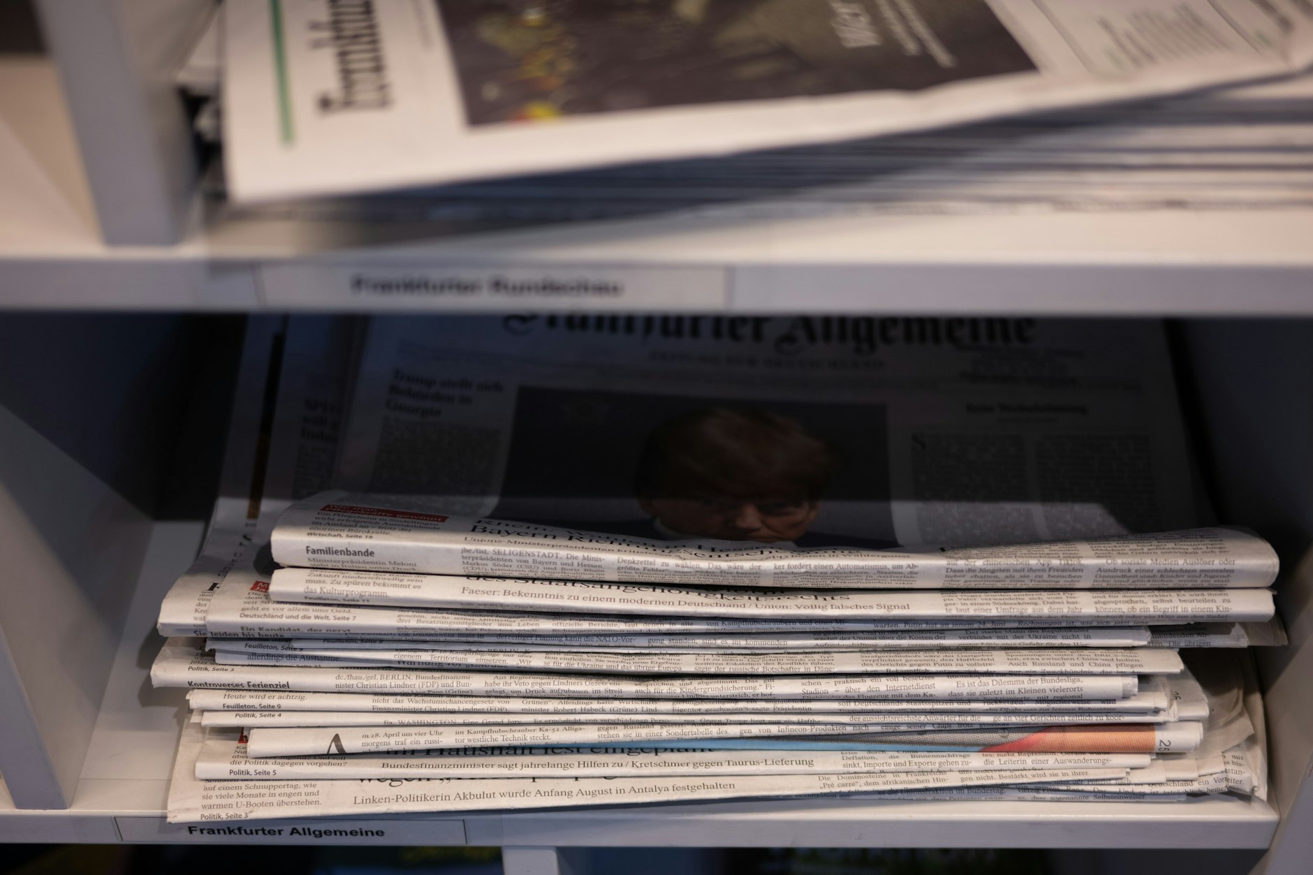 Auslieferung behindert: Mehrere Zeitungen liegen in einer Bezirkszentralbibliothek.