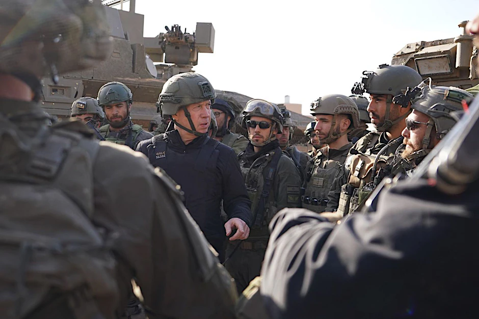 HANDOUT - Israels Verteidigungsminister Yoav Galant (M) will einem Bericht zufolge die Kämpfe gegen die Hamas auf Rafah ausweiten.  ess Wire/dpa