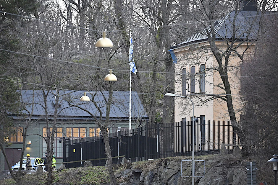 ARCHIV - Beamte stehen in der Nähe der israelischen Botschaft. Hier wurde ein gefährlicher Gegenstand gefunden.  /AP/dpa
