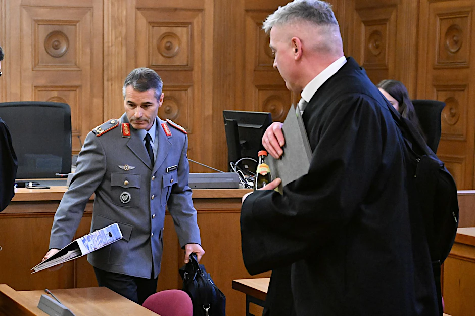 dpatopbilder - Der ehemalige KSK-Kommandeur, Brigadegeneral Markus Kreitmayr (l), im Gerichtssaal in Tübingen.  