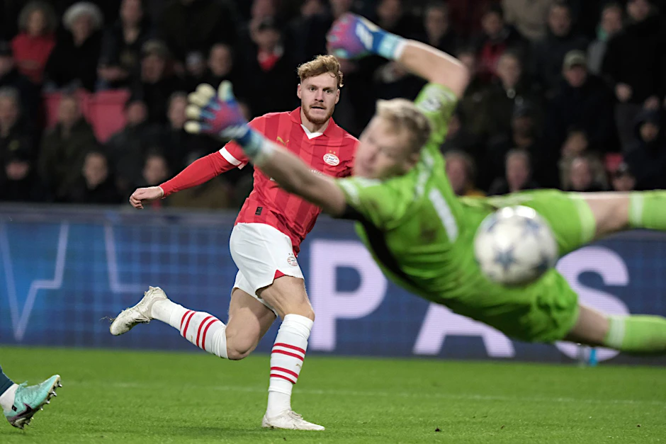 ARCHIV - Yorbe Vertessen von PSV Eindhoven erzielt ein Tor.  