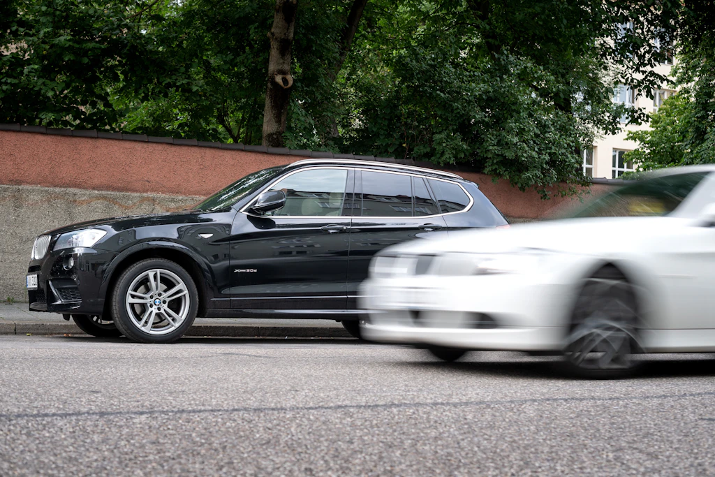 Höhere Parkgebühren für SUVs? Knappe Mehrheit ist dafür!