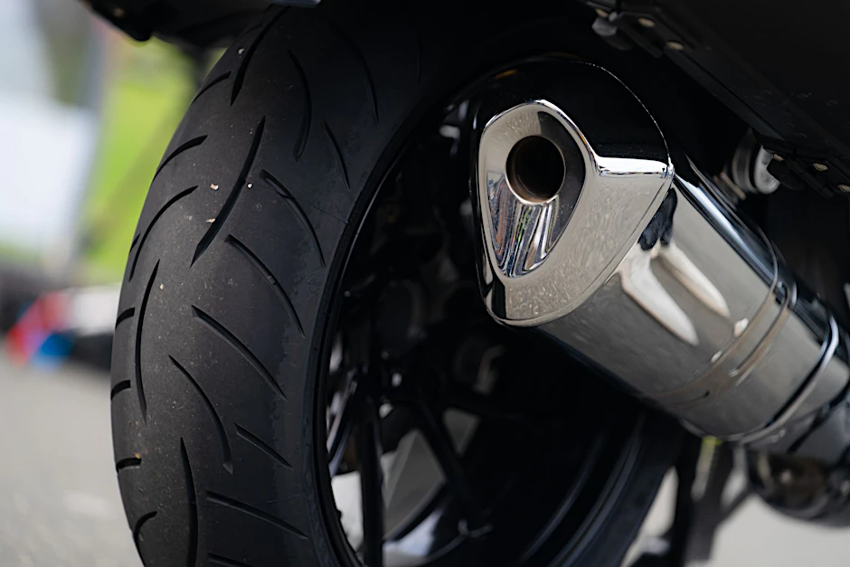 ARCHIV - Der Auspuff eines Motorrads.  