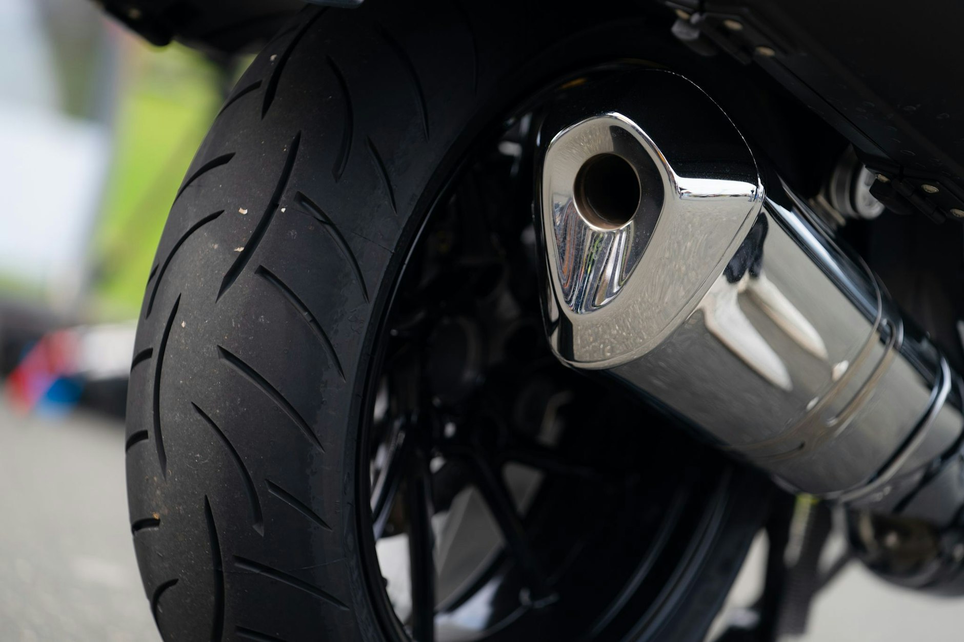 ARCHIV - Der Auspuff eines Motorrads.  