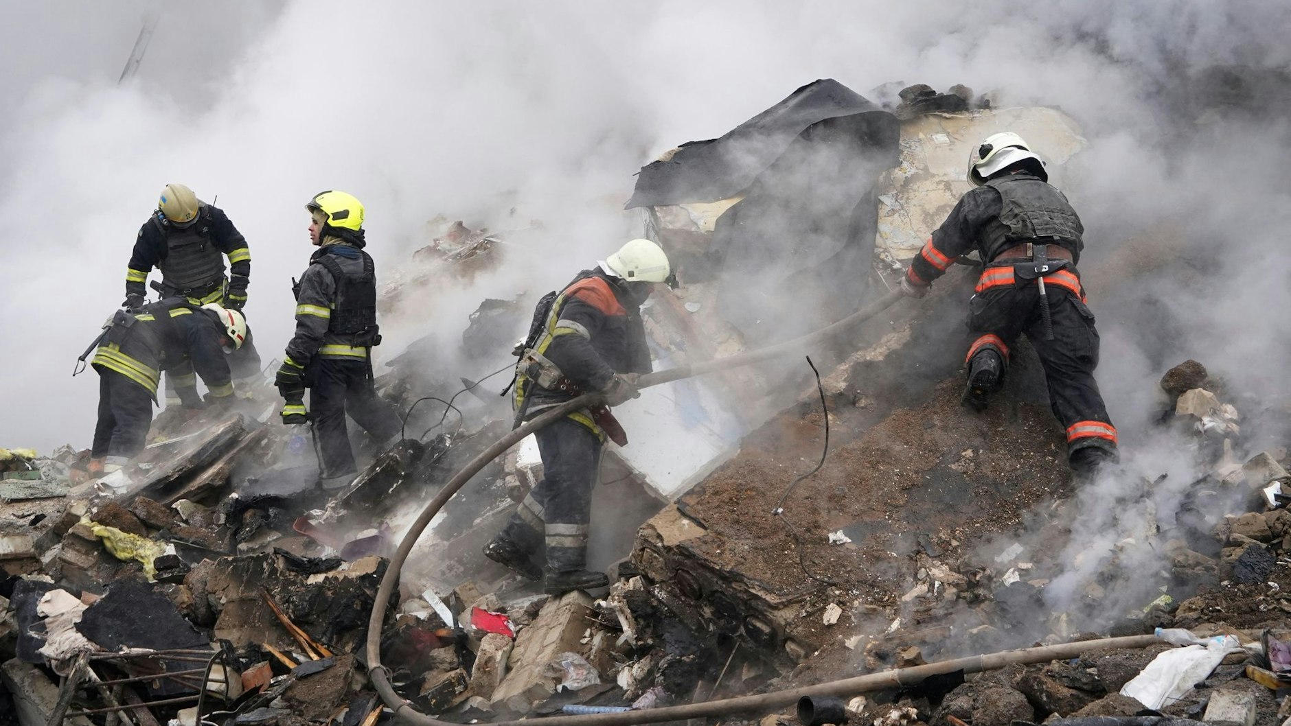 Rettungskräfte in der nordostukrainischen Region Charkiw löschen das Feuer des völlig zerstörten Gebäudes. Kriegsverletzungen sind hier Alltag.