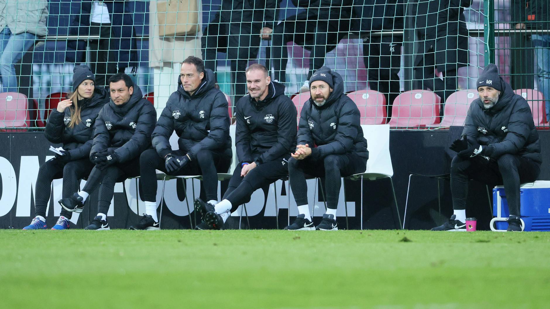 Marie Louise Eta (l.) schaut beim einem Testspiel von RB Leipzig genau auf Cheftrainer Marco Rose, was er für Anweisungen an seine Spieler gibt. 