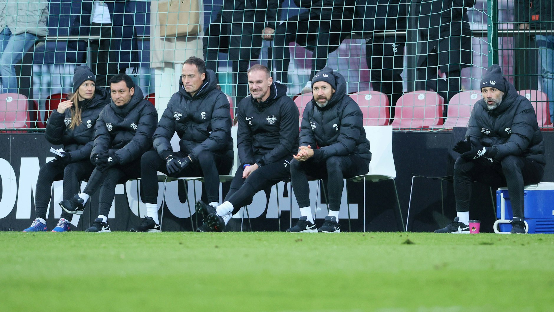 Marie Louise Eta (l.) schaut beim einem Testspiel von RB Leipzig genau auf Cheftrainer Marco Rose, was er für Anweisungen an seine Spieler gibt.&nbsp;