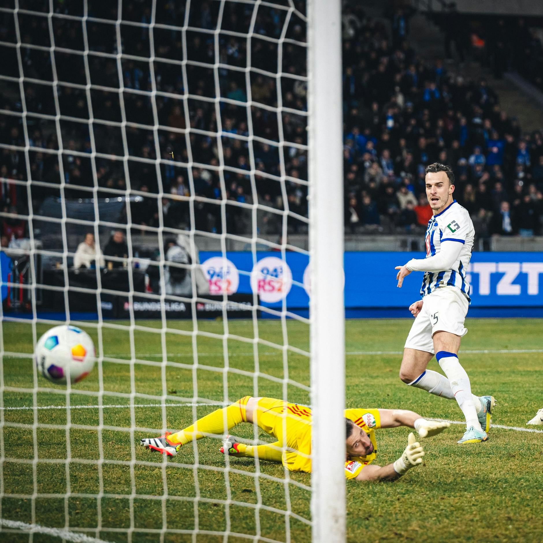 Herthas Stürmer Haris Tabakovic trifft zum 1:1 in der 62. Minute.