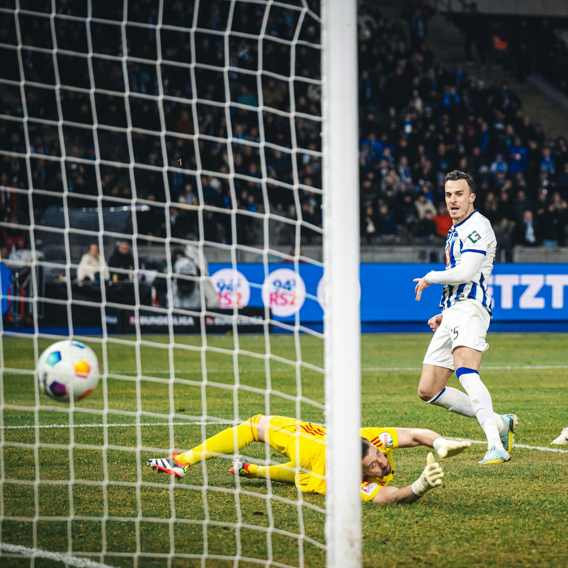 Herthas Stürmer Haris Tabakovic trifft zum 1:1 in der 62. Minute.