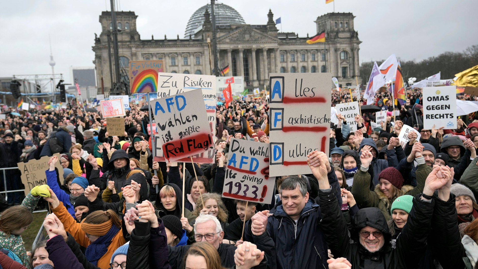 Vor allem die AfD wurde auf den Plakaten kritisiert.