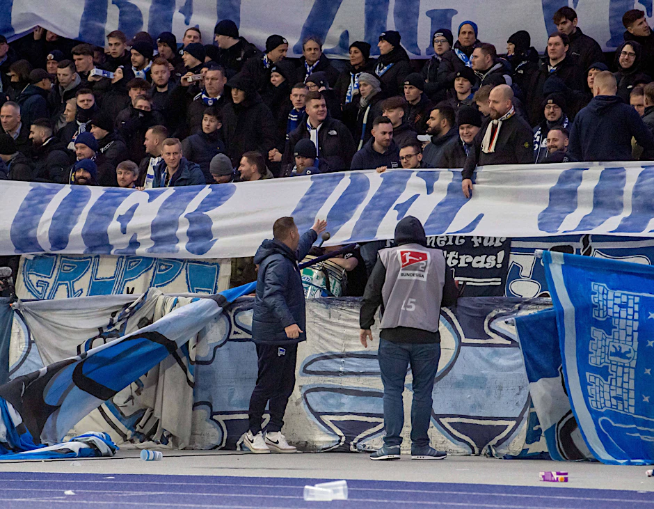 Hertha BSC: Fanproteste führen bei der Pleite gegen den HSV zur XXL-Unterbrechung