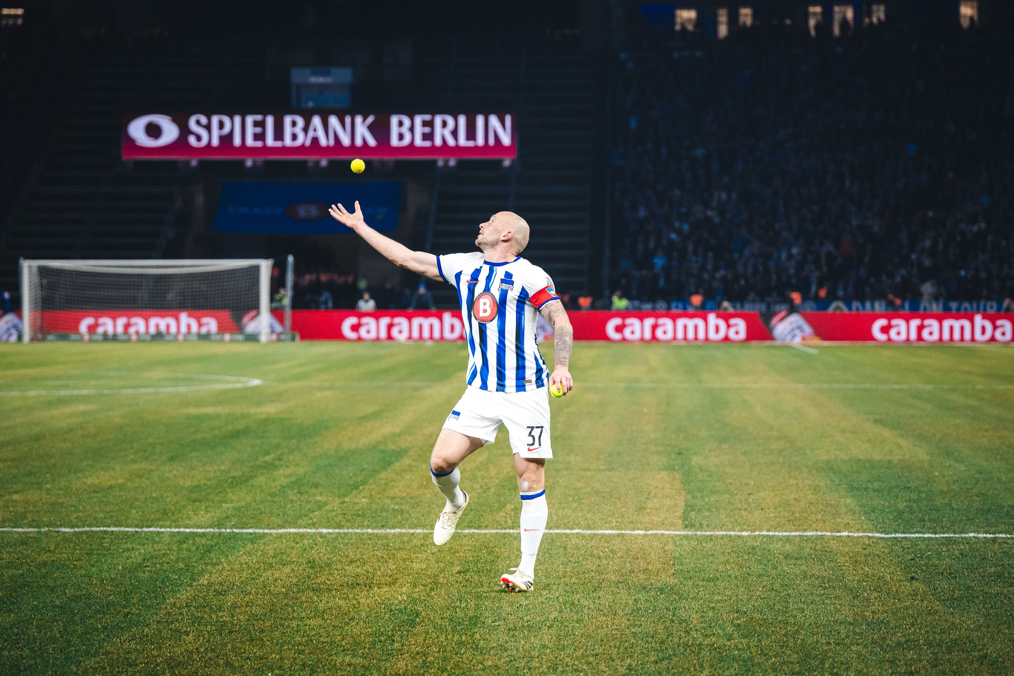 Hertha BSC: Skandal mit Tennisbällen, Spiel 33 Minuten unterbrochen