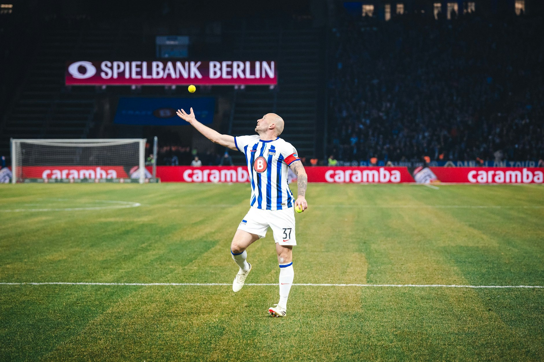 Hertha Kapitän Toni Leistner fing die Tennisbälle auf, die Herthas Fans aus Protest gegen den DFL-Investoren-Vertrag warfen. Das Spiel wurde für 33 Minuten unterbrochen.