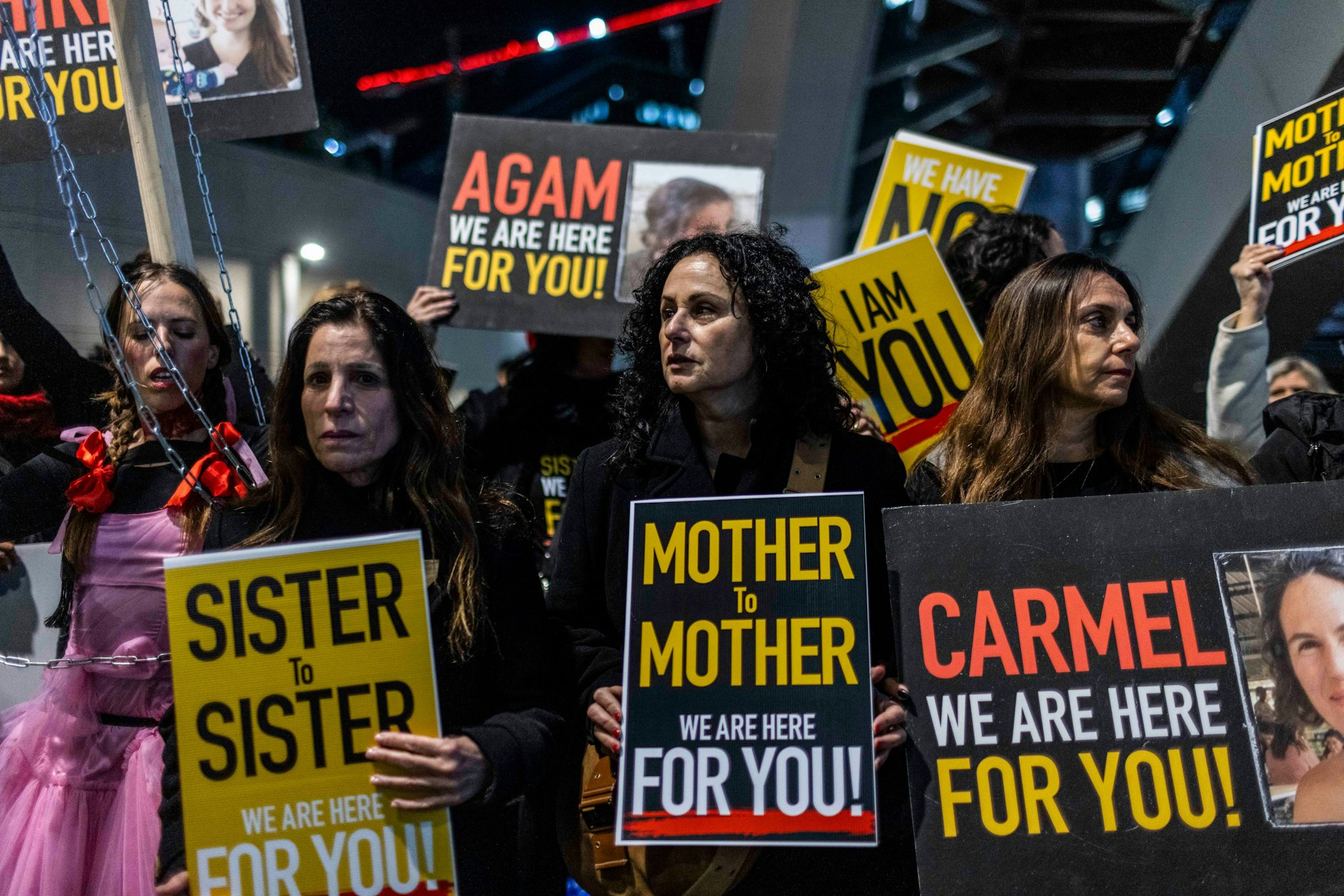 Tel Aviv: Israelische Frauen halten Plakate während einer Demonstration, die die Freilassung israelischer Geiseln in Gaza fordert.