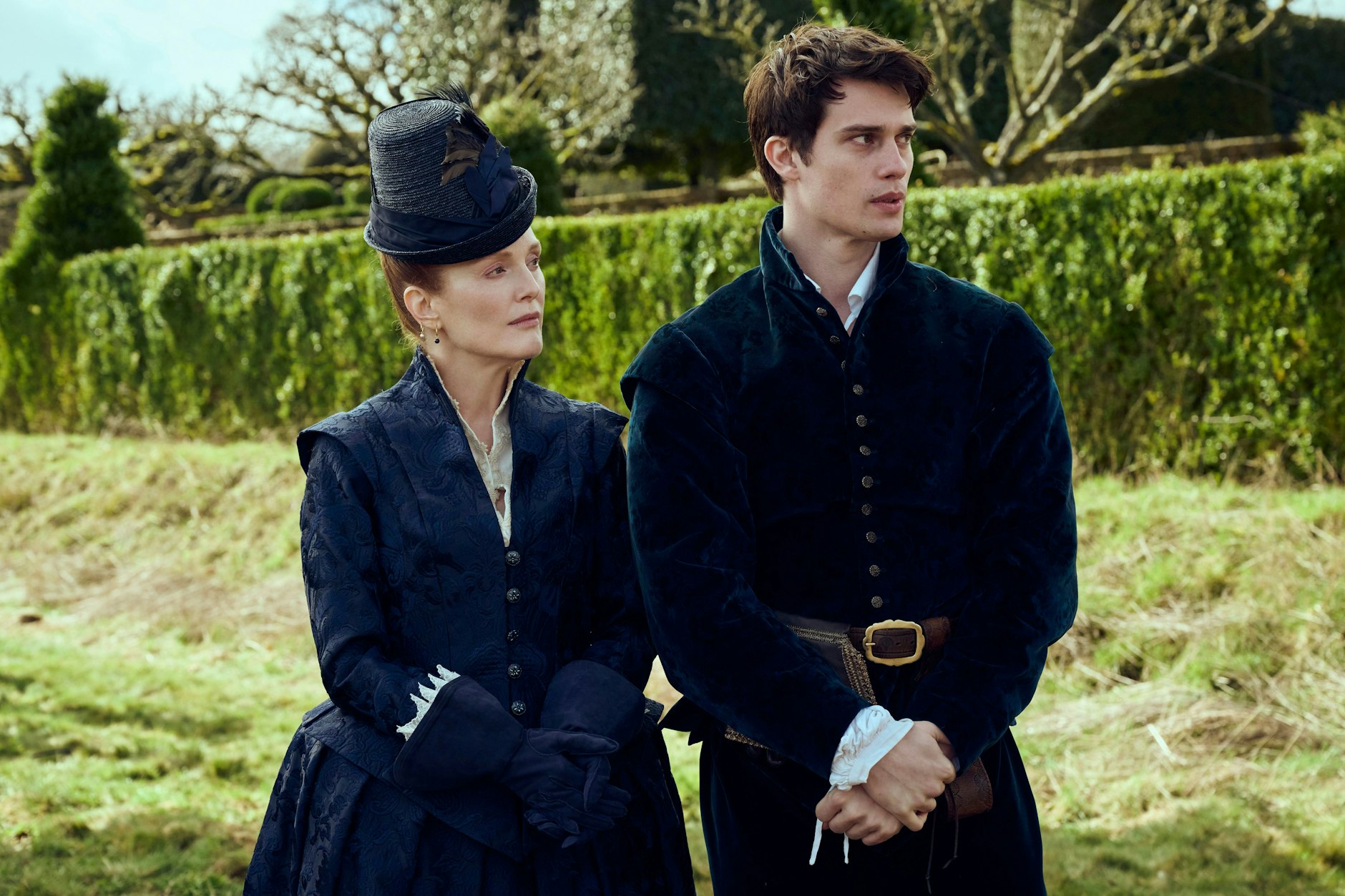Julianne Moore und Nicholas Galitzine in der Sky-Serie „Mary & George“.