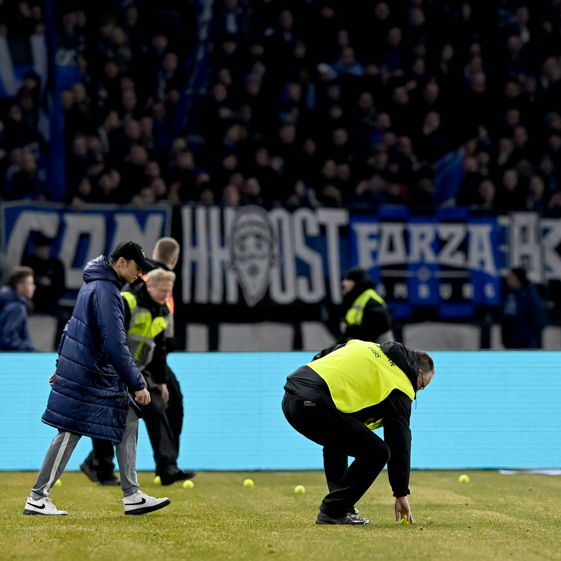 HSV-Fans schmissen aus Protest gegen die DFL Tennisbälle auf den Rasen. Ordner sammelten sie auf, Herthas Heimspiel musste unterbrochen werden.