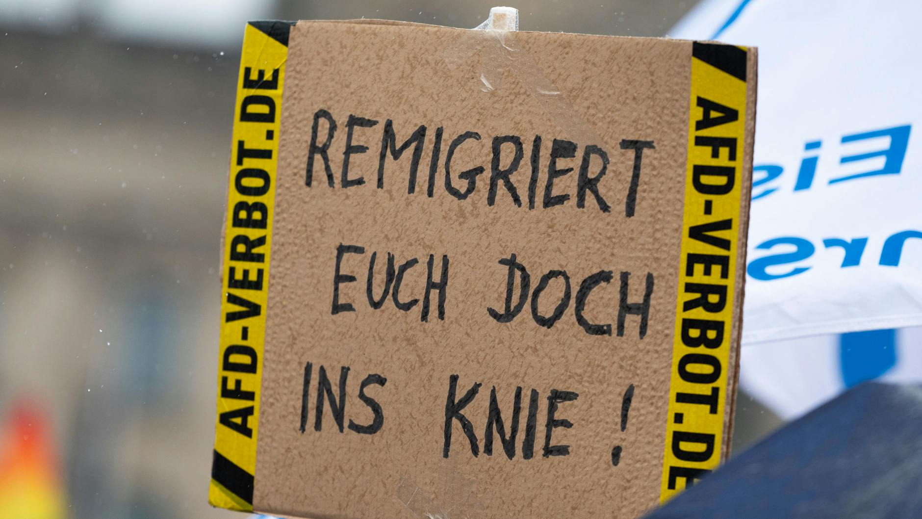 Die Demos waren durch Recherchen von Correctiv ausgelöst worden. Rechtsextremisten hatten sich bei einem Treffen über die Abschiebung von Millionen Menschen aus Deutschland ausgetauscht (Remigration).