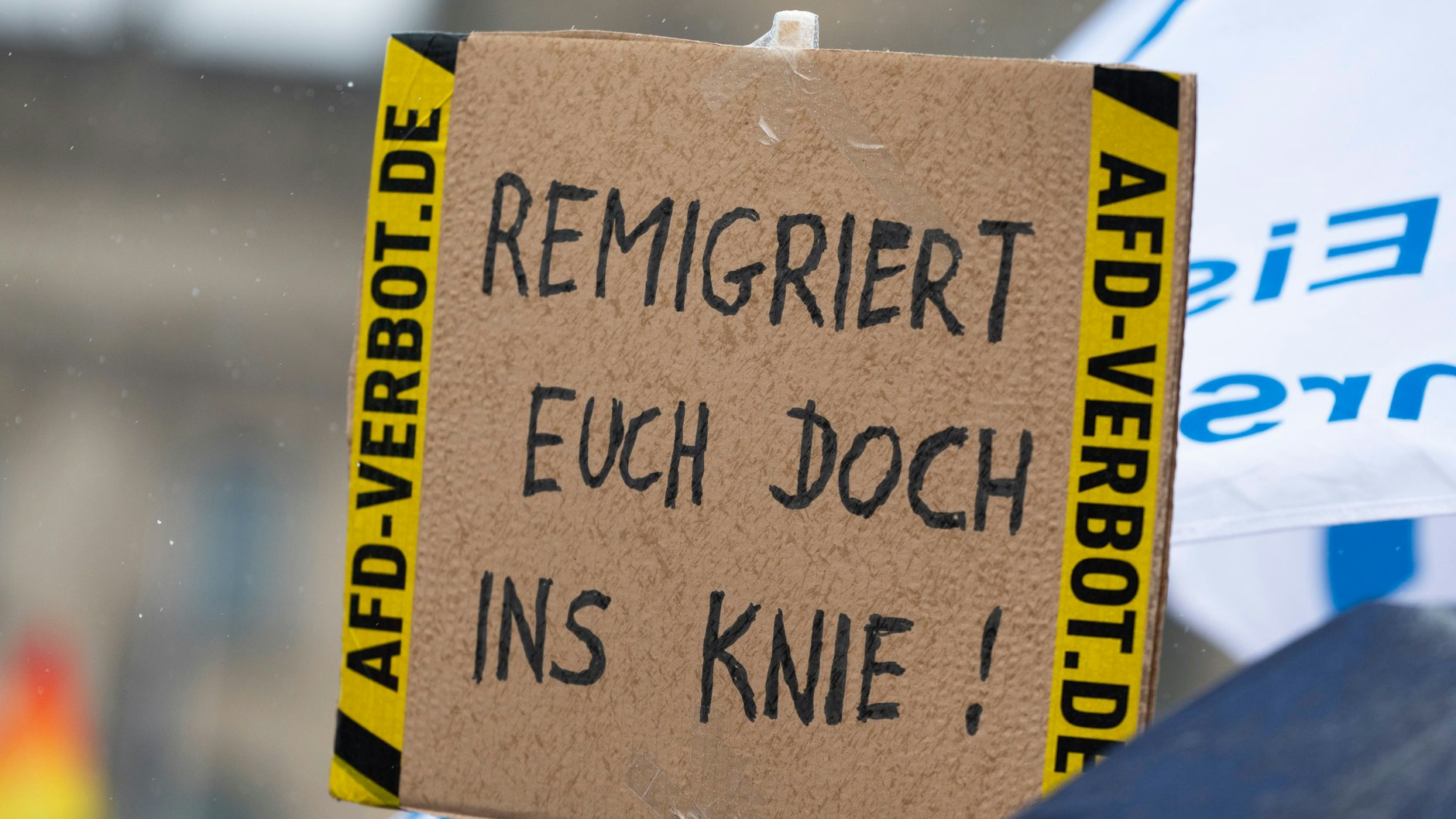 Die Demos waren durch Recherchen von Correctiv ausgelöst worden. Rechtsextremisten hatten sich bei einem Treffen über die Abschiebung von Millionen Menschen aus Deutschland ausgetauscht (Remigration).