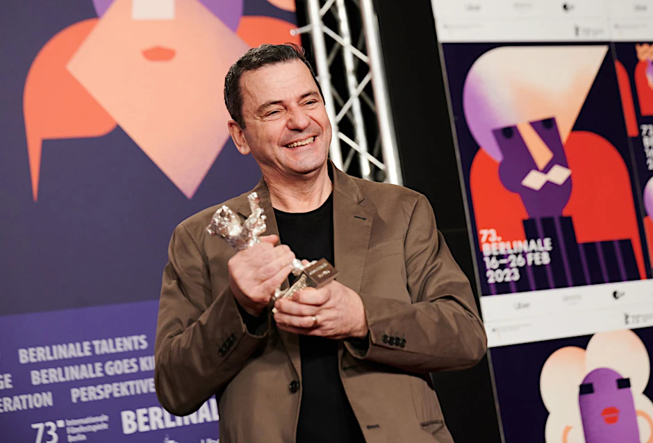 ARCHIV - Christian Petzold, Regisseur und Drehbuchautor, freut sich über den Silbernen Bär Großer Preis der Jury für seinen Film "Roter Himmel" ("Afire") auf der Pressekonferenz nach der Preisverleihung der Berlinale.  