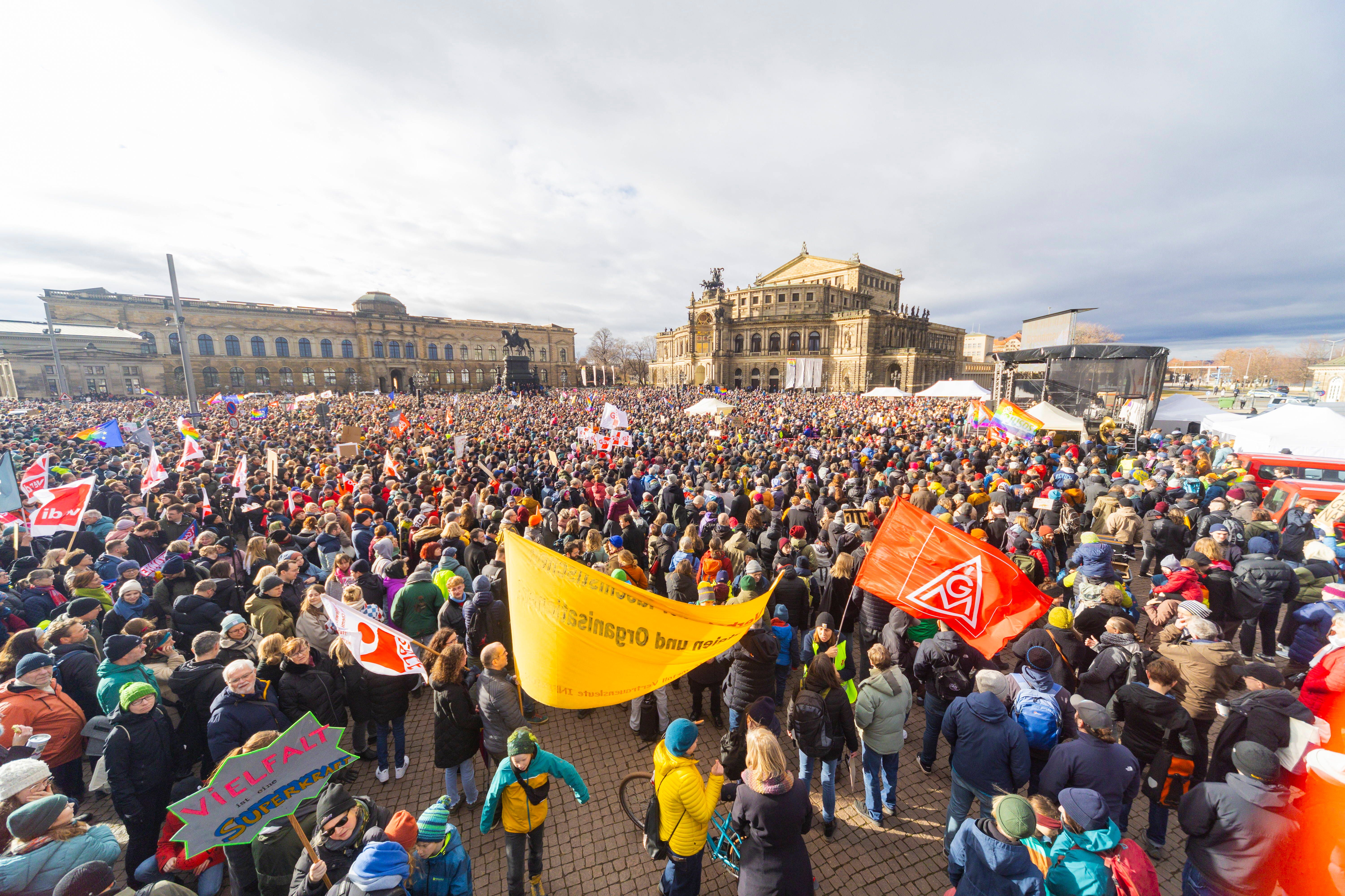 Bundesweite Massenproteste Gegen Rechtsextremismus – Das Sind Die ...