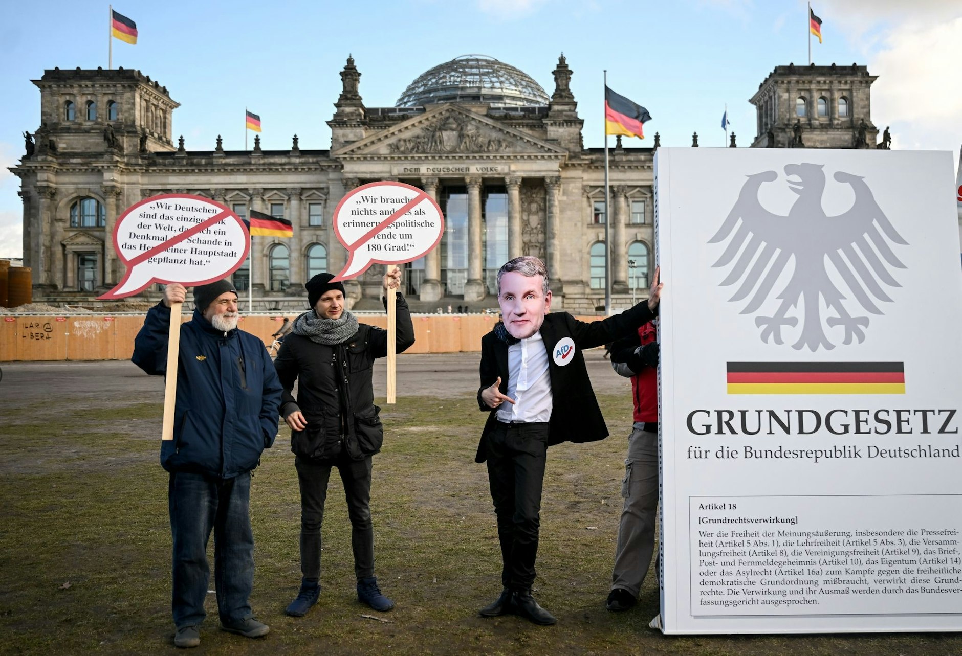 Aktivsten stehen am Rande einer Unterschriftensammlung vor dem Reichstag. 1,6 Millionen Unterschriften wurden für eine Petition zu einem Antrag auf Grundrechtsverwirkung für den AfD-Politiker Björn Höcke gesammelt.  