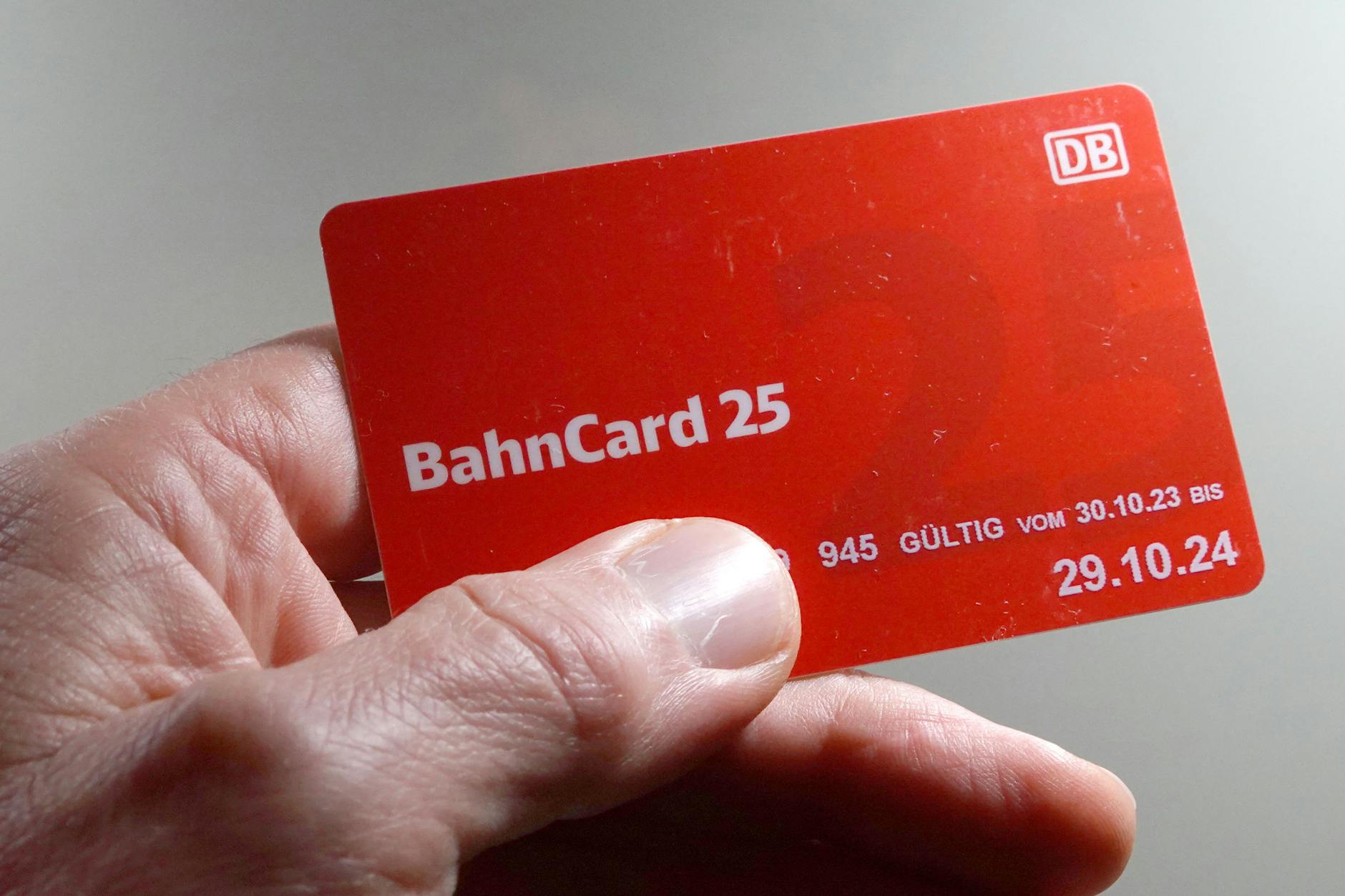 BahnCard 25: Verbraucherschützer verklagen die Bahn wegen ihrer Bahncard-Regeln.