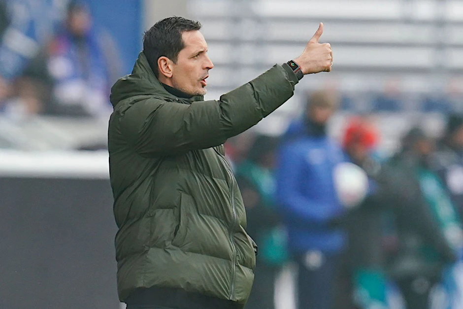 ARCHIV - Der Cheftrainer des Fußball-Bundesligisten Eintracht Frankfurt: Dino Toppmöller.  