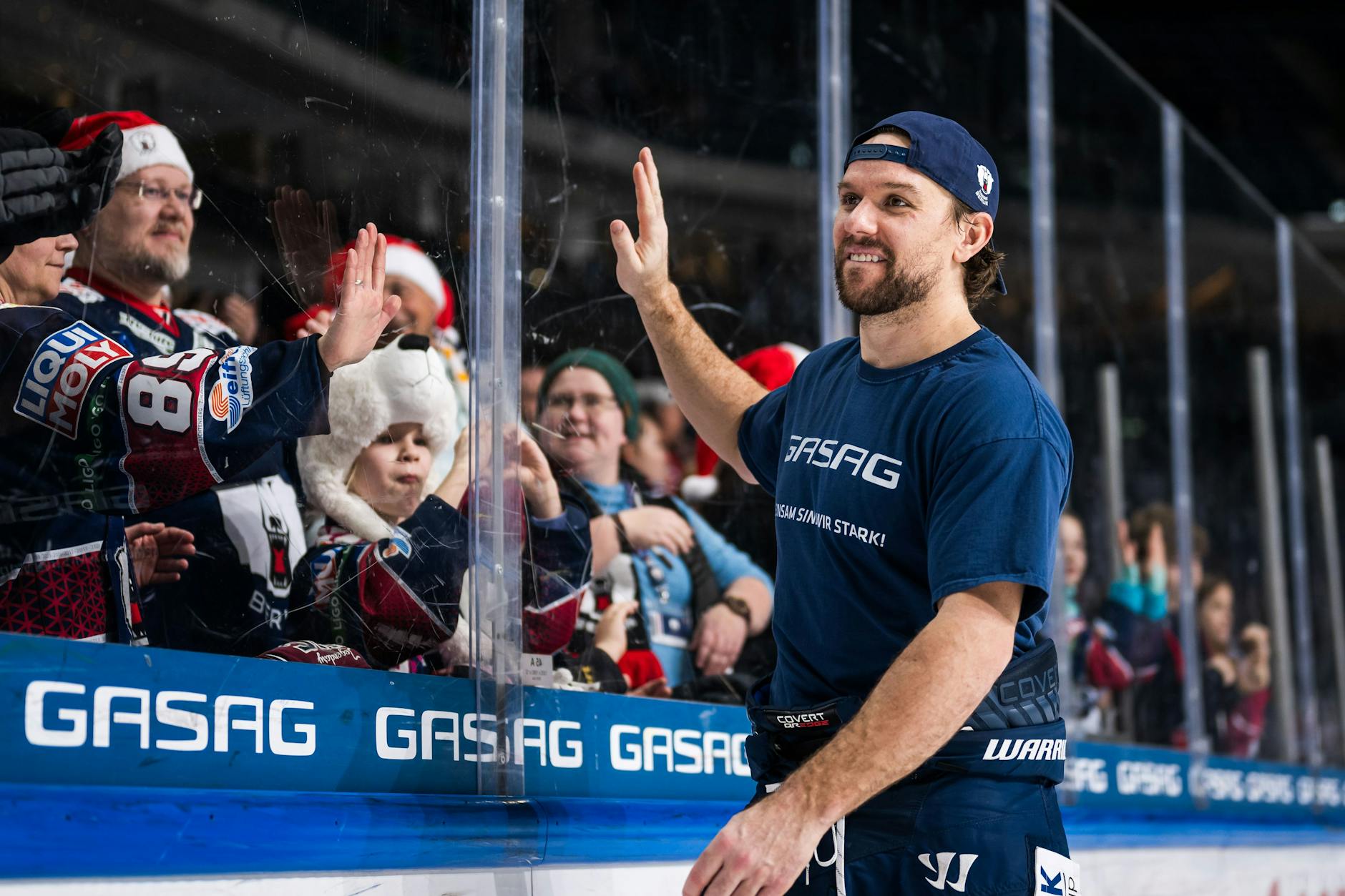 Ein Bild, an das man sich in dieser Saison fast schon gewöhnt hat: Zach Boychuk feiert nach dem Spiel den Sieg mit den Fans.
