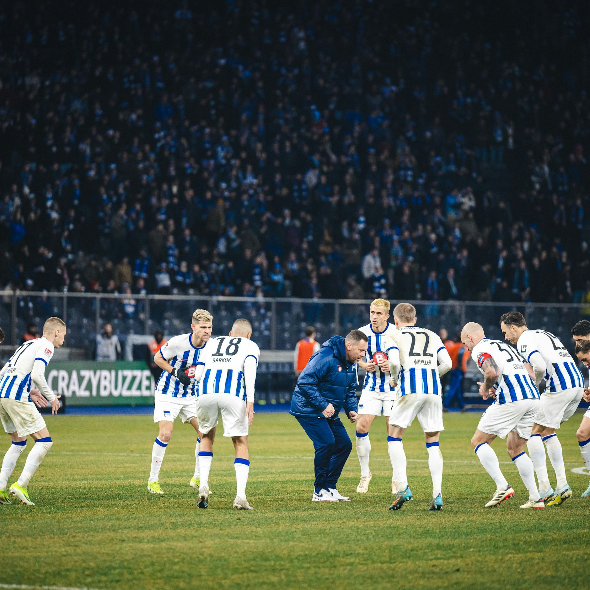 Trainer Pal Dardai machte die Spieler nach der Unterbrechung kurz auf dem Rasen wieder warm.