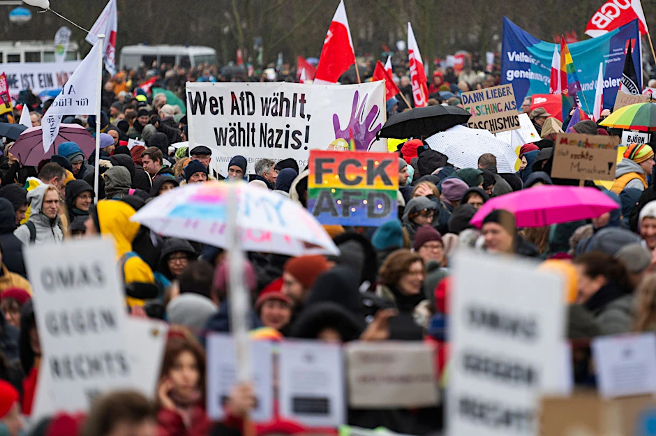 Zahlreiche Menschen bei einer Demonstration für Demokratie und gegen Rechtsextremismus in Berlin.  