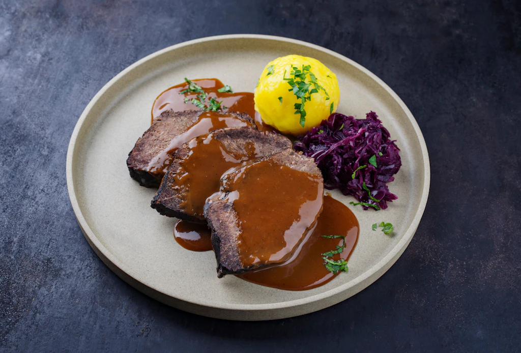 Leckerer Küchenklassiker: SO gelingt Ihnen der zarteste Sauerbraten der Welt!