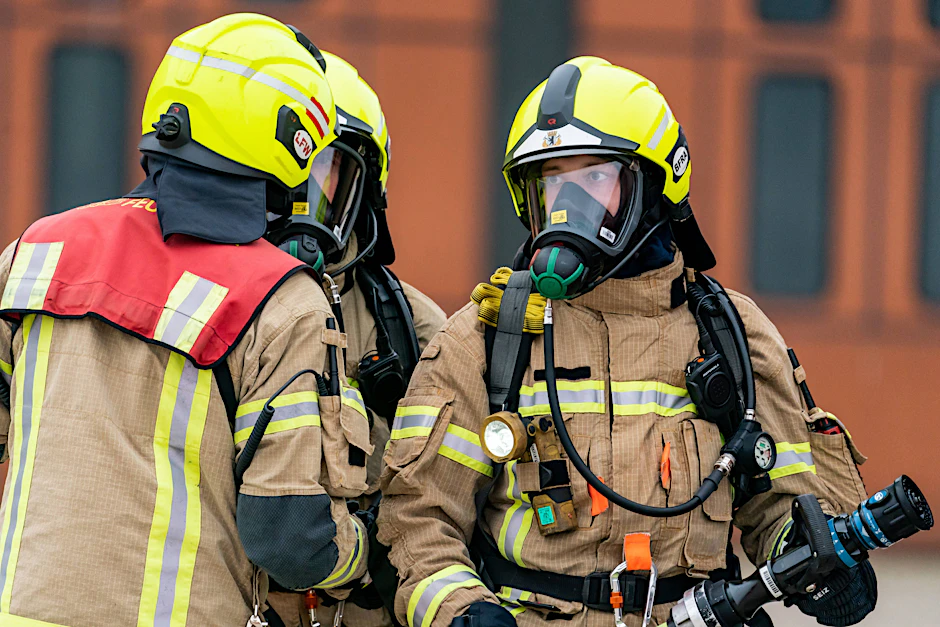 Berliner Feuerwehrleute mit Atemschutzmasken (Archivbild)