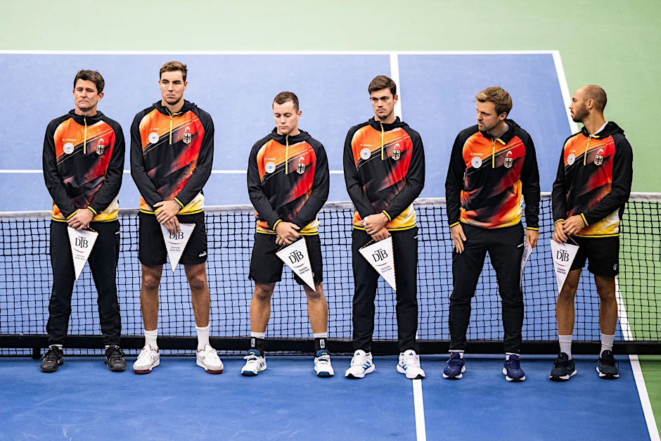Das deutsche Team mit Teamkapitän Michael Kohlmann, Jan-Lennard Struff, Dominik Koepfer, Maximilian Marterer, Kevin Krawietz und Tim Pütz steht vor Beginn des Duells mit Ungarn auf dem Platz.  