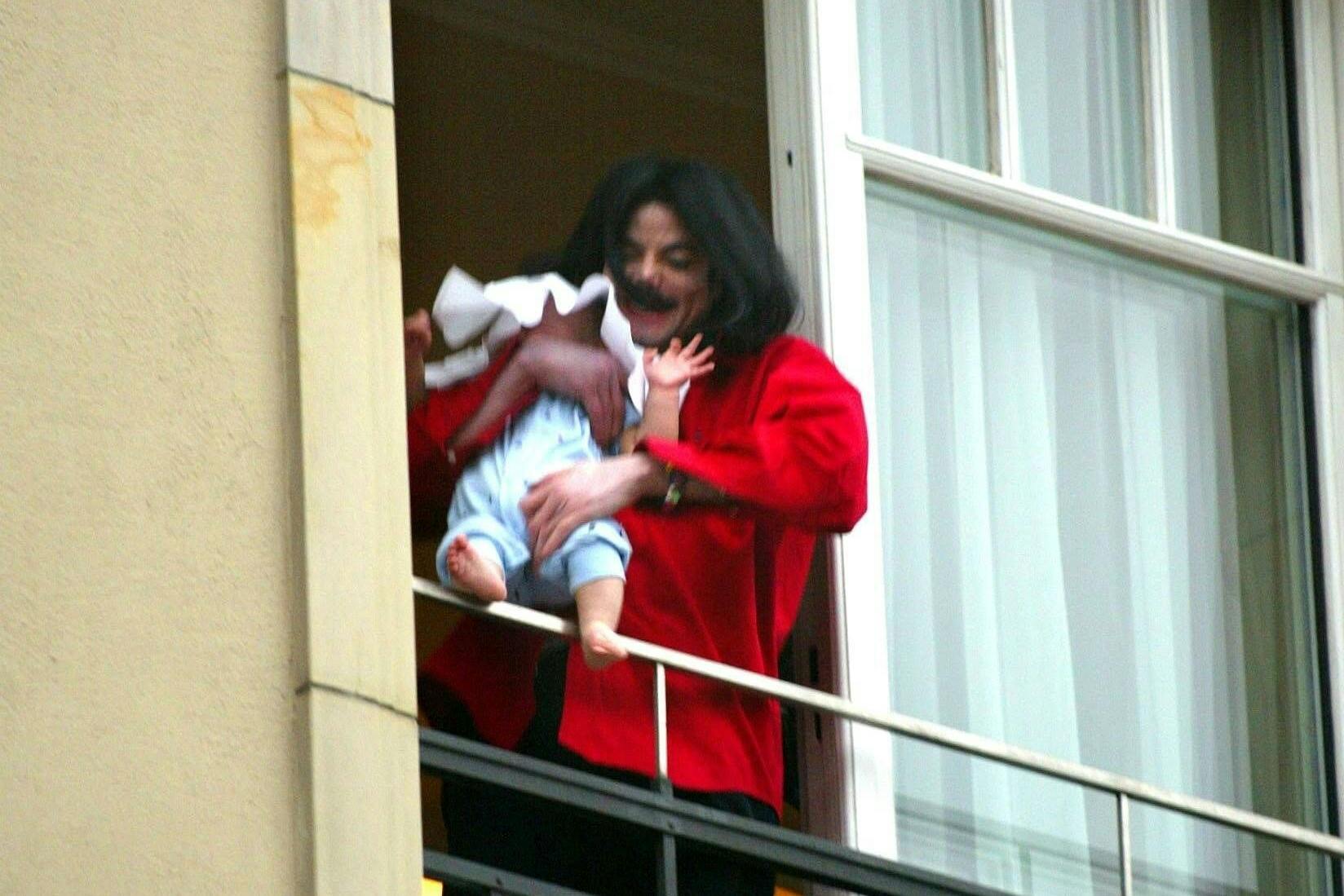 Michael Jackson hielt seinen Sohn Prince im November 2002 aus einem Fenster des Hotels Adlon in Berlin.