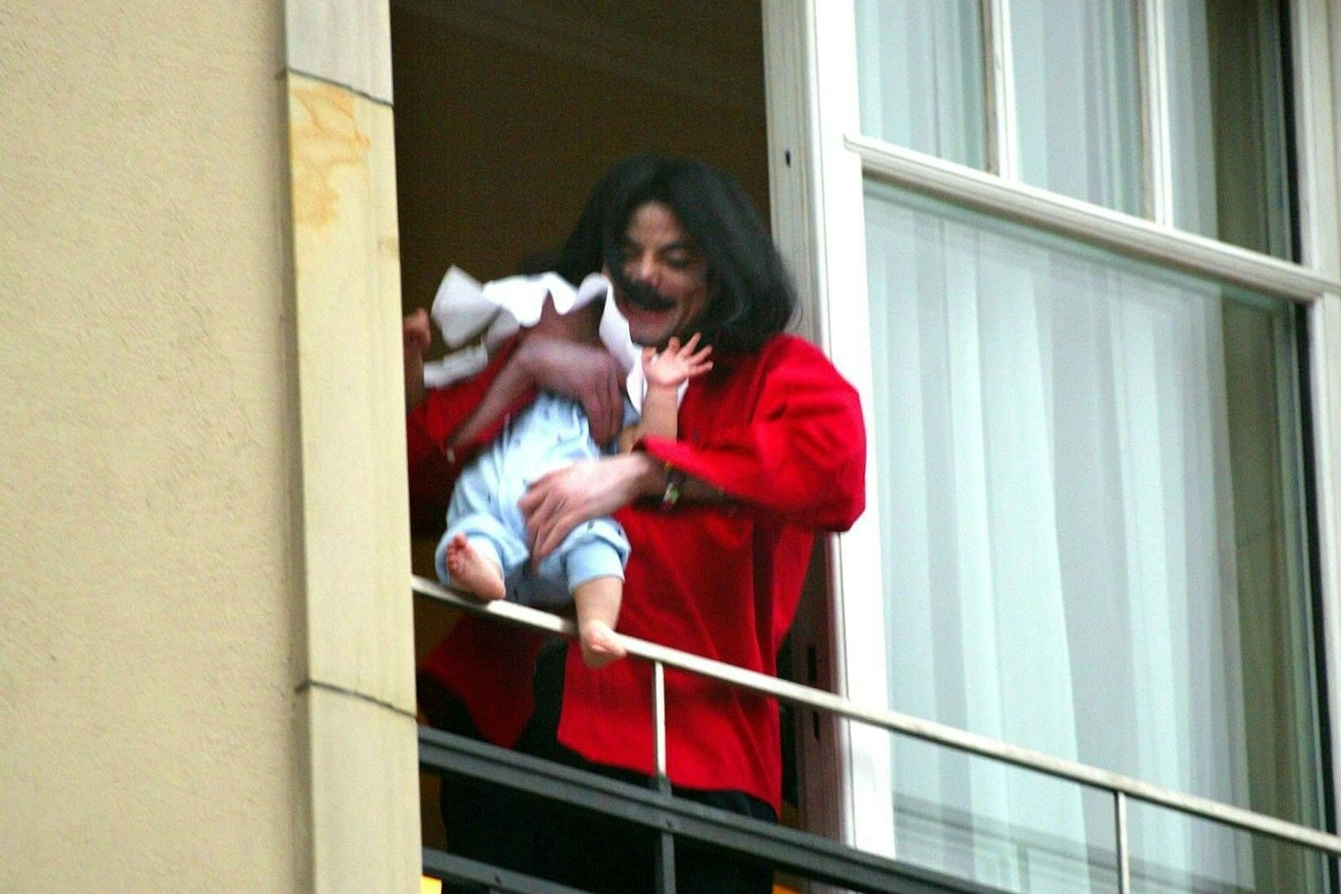 Michael Jackson hielt seinen Sohn Prince im November 2002 aus einem Fenster des Hotels Adlon in Berlin.