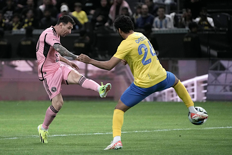 Miamis Lionel Messi (l) kam im Test gegen Al-Nassr in der 83. Minute ins Spiel.  