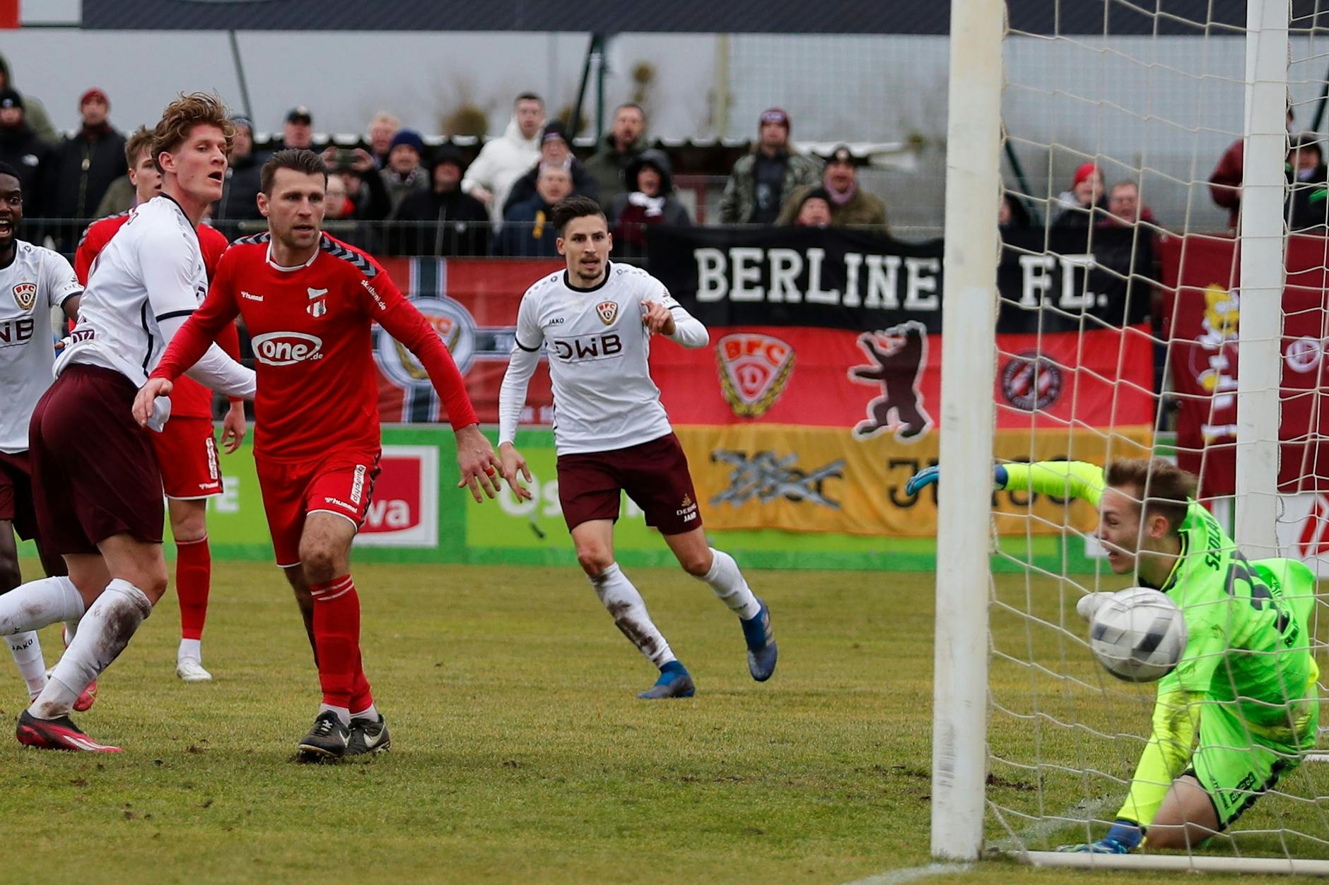 Und rein ins weinrot-weiße Glück: Louis Malina (l.) köpft zum 1:0 für den BFC Dynamo in Meuselwitz ein.