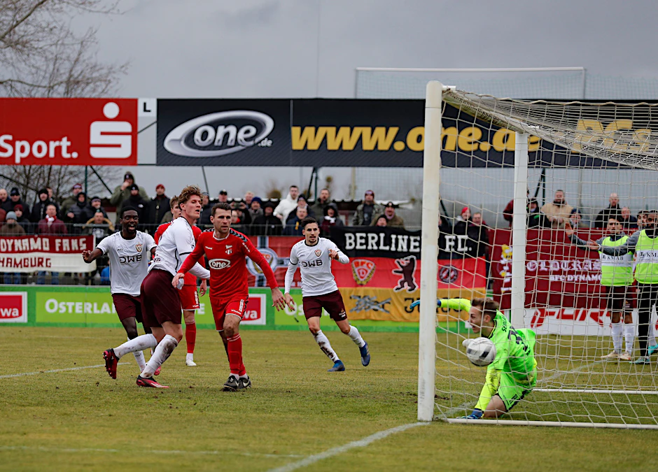 Und rein ins weinrot-weiße Glück: Louis Malina (l.) köpft zum 1:0 für den BFC Dynamo in Meuselwitz ein.