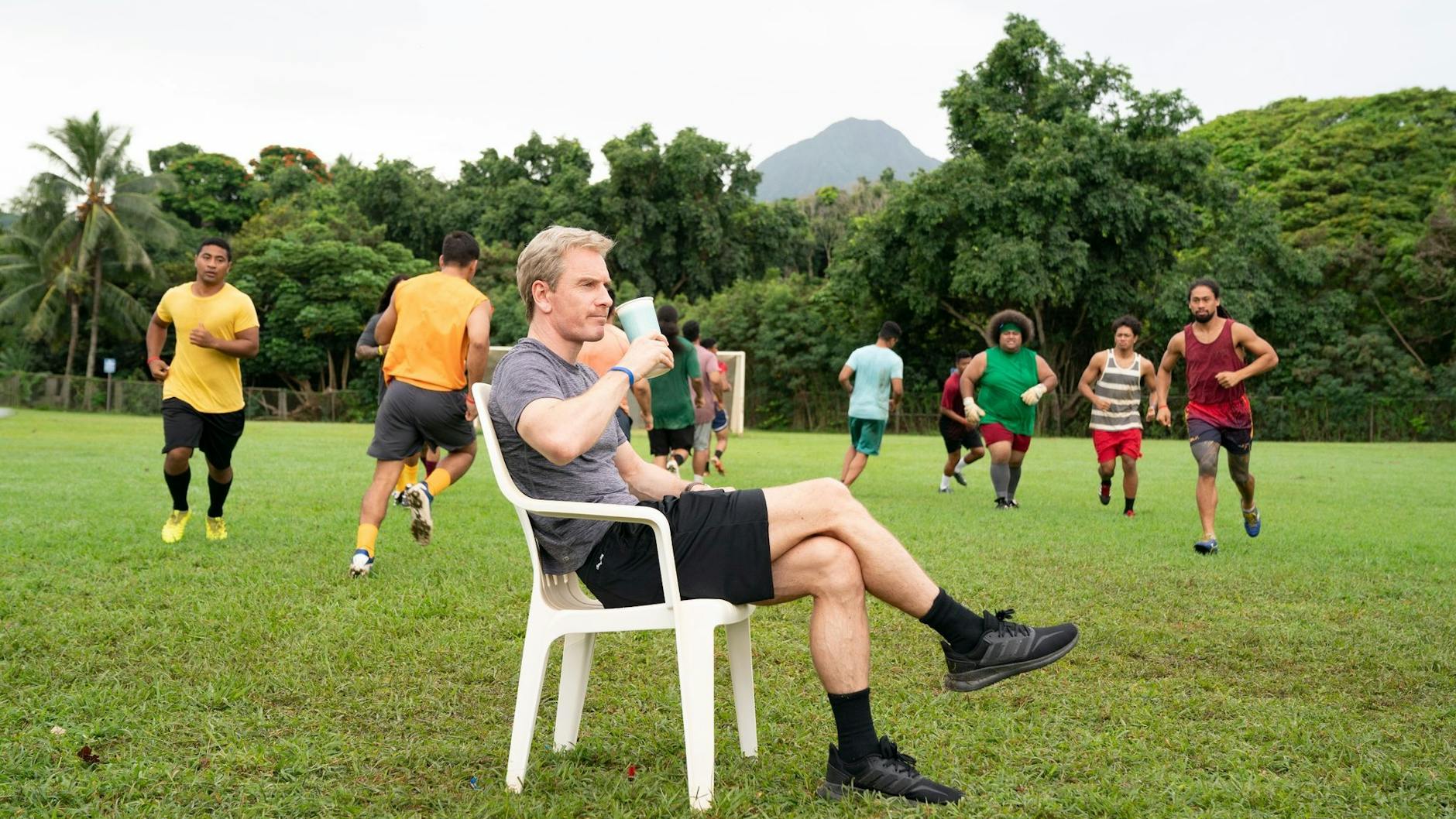 Thomas Rongen (Michael Fassbender) trainiert das Nationalteam der kleinen Insel Amerikanisch-Samoa.