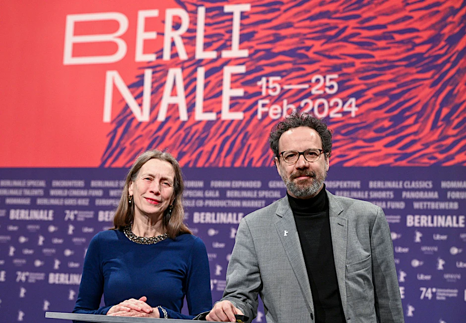 Das Leitungs-Duo der Berlinale, Mariette Rissenbeek und Carlo Chatrian, stehen vor Beginn einer Pressekonferenz auf der Bühne.&nbsp;