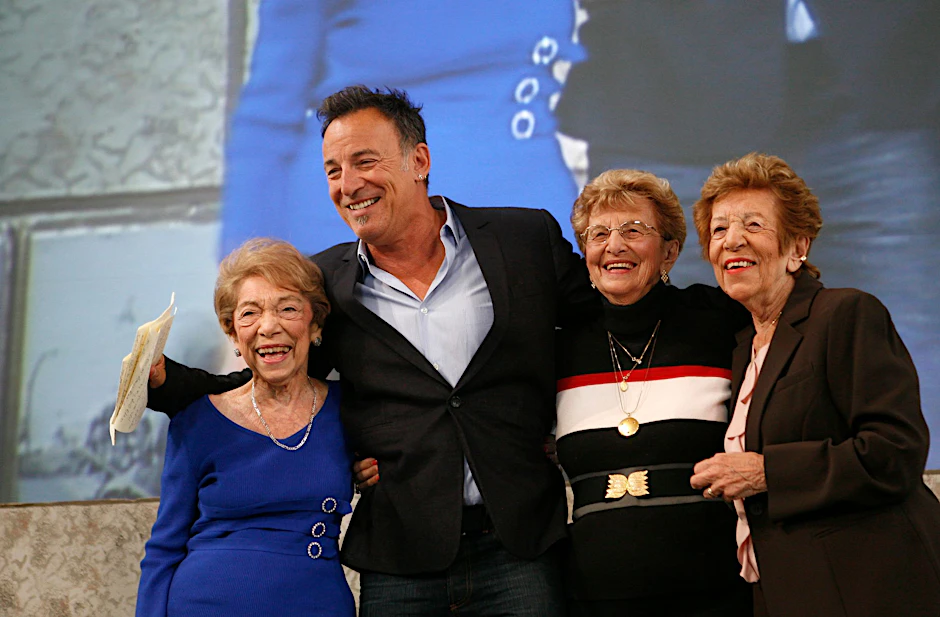 ARCHIV - Bruce Springsteen mit seiner Tante Dora Kirby (l-r), seiner Mutter Adele Springsteen und seiner Tante Ida Urbelis..  