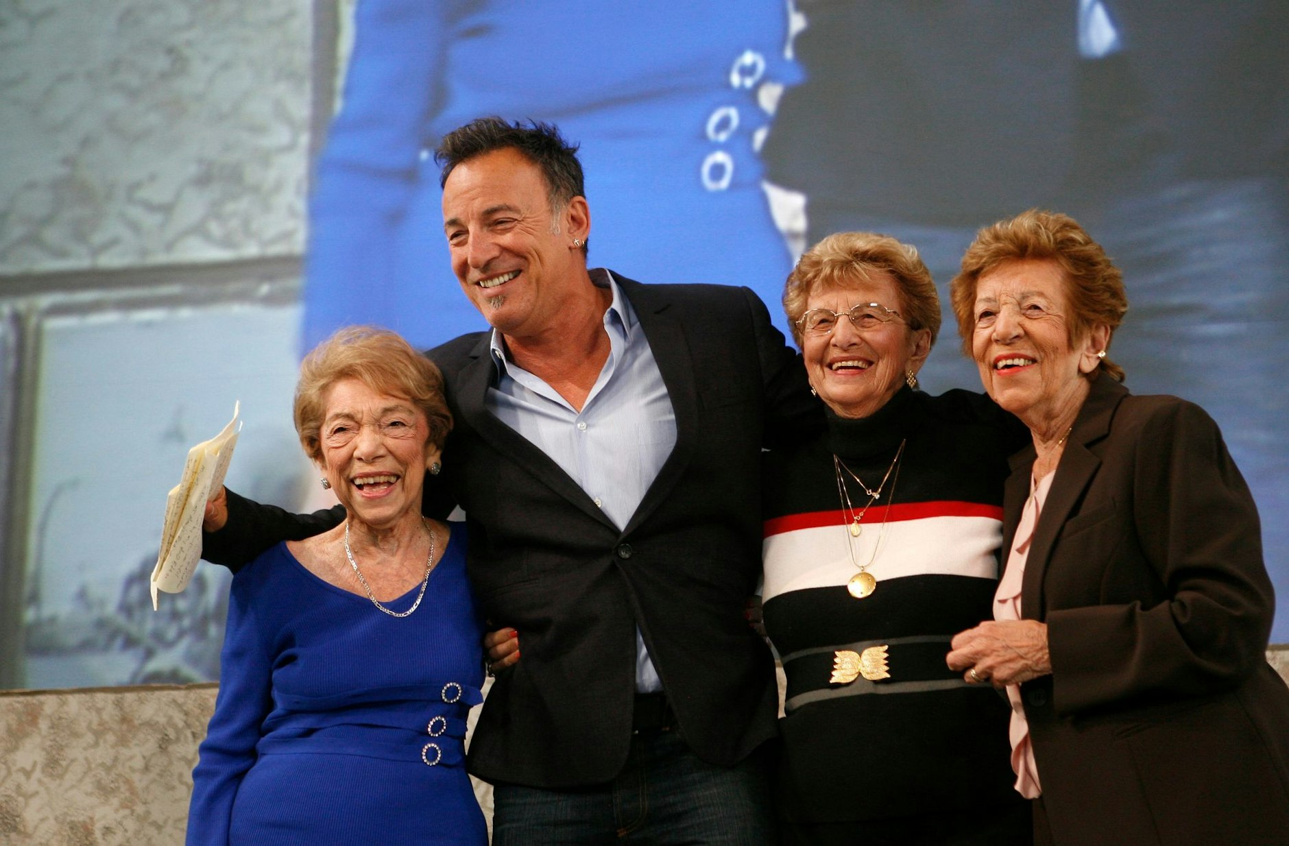 ARCHIV - Bruce Springsteen mit seiner Tante Dora Kirby (l-r), seiner Mutter Adele Springsteen und seiner Tante Ida Urbelis..  