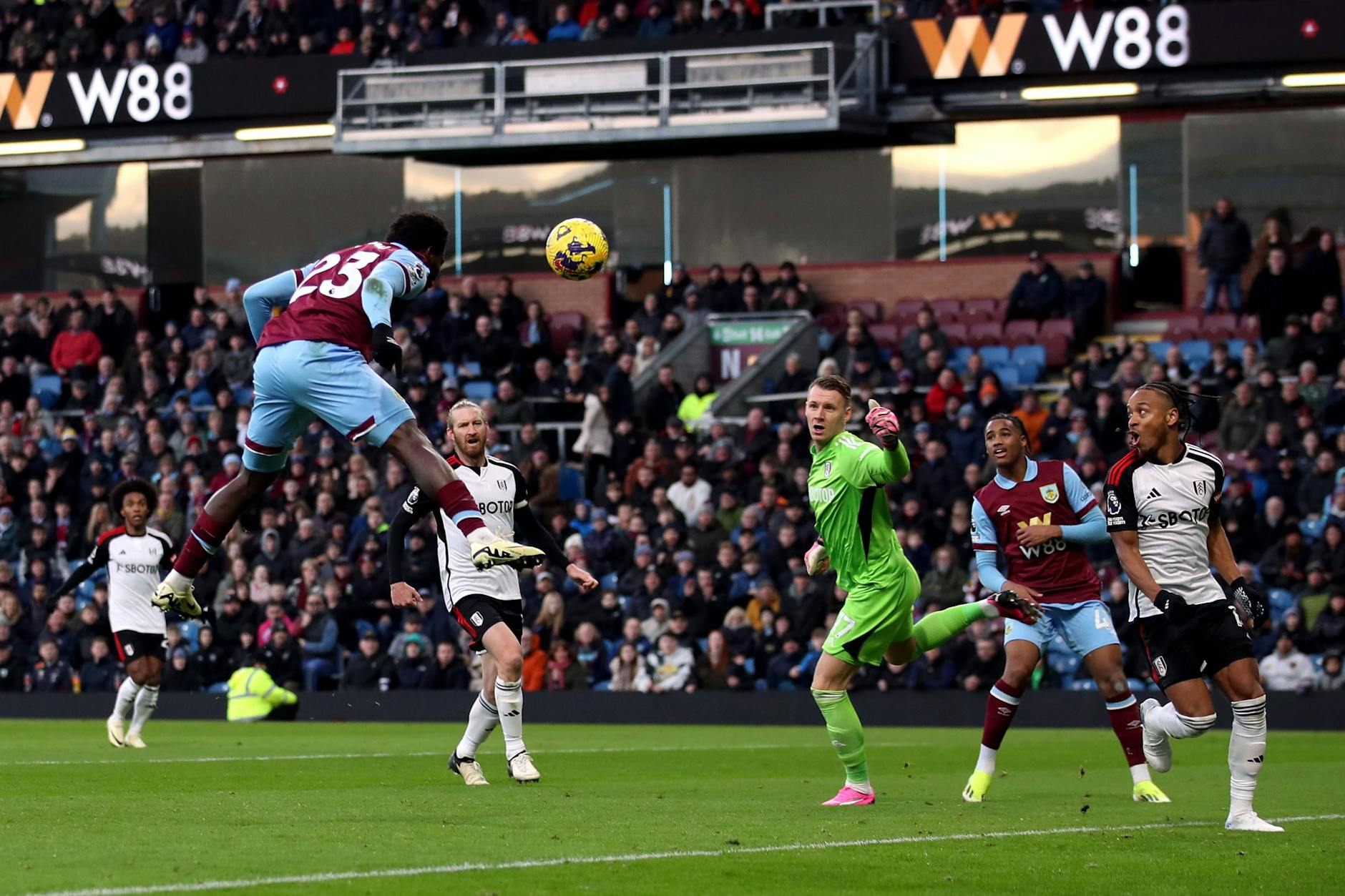 Ex-Unioner David Fofana (21, l.) trifft für den FC Burnley gegen Fulham und DFB-Keeper Bernd Leno.