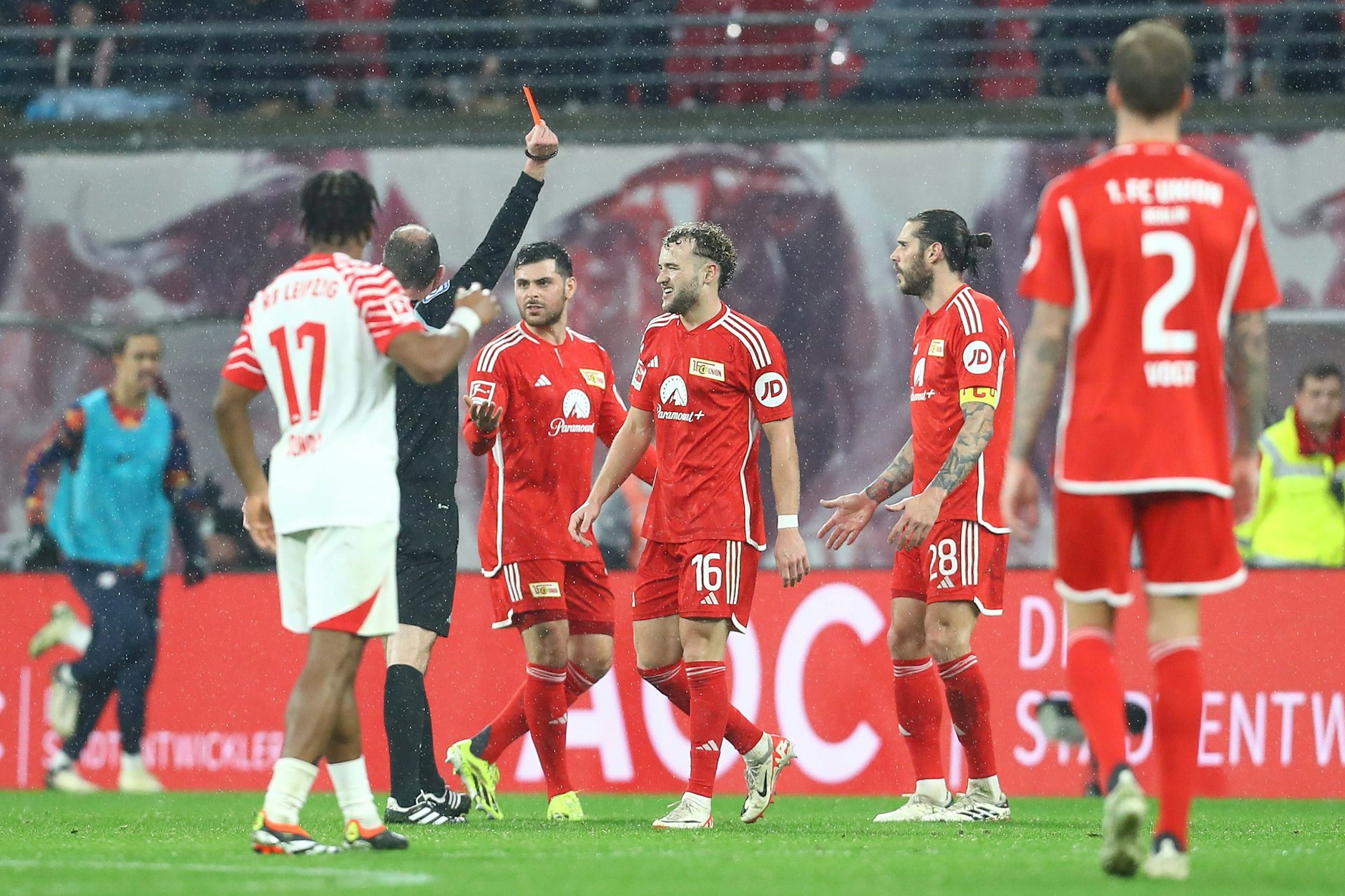 Kapitän Christopher Trimmel (36) sieht die Rote Karte. Der 1. FC Union verliert chancenlos bei RB Leipzig mit 0:2. 
